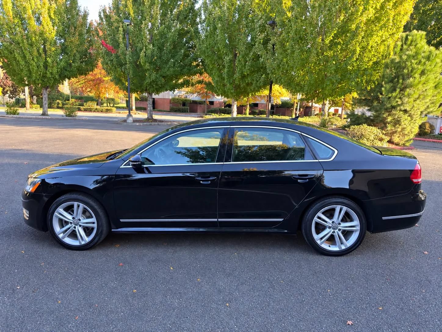 Used 2012 Volkswagen Passat TDI SEL Premium FWD image 2