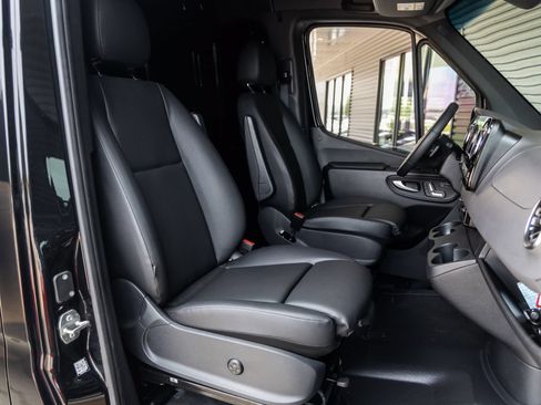 Used 2024 Mercedes-Benz Sprinter 2500 image 37