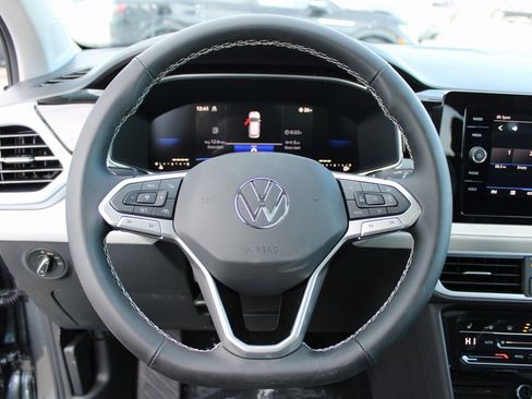 Certified 2025 Volkswagen Taos SE image 10