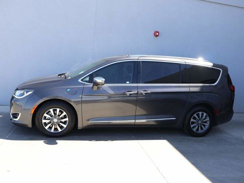 Used 2020 Chrysler Pacifica Limited w/ Advanced Safetytec Group FWD image 2