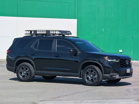 Used 2025 Honda Pilot TrailSport image 1