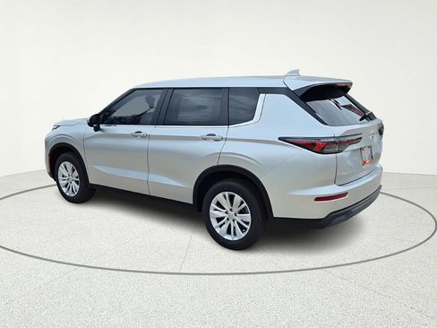 New 2026 Mitsubishi Outlander ES image 4