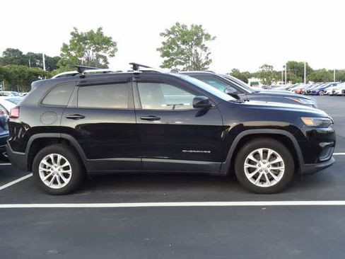 Used 2021 Jeep Cherokee Latitude w/ Mopar Interior Package FWD image 4