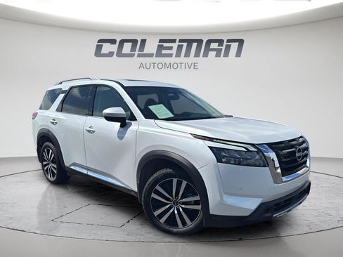 Used 2025 Nissan Pathfinder Platinum AWD/4WD image 13