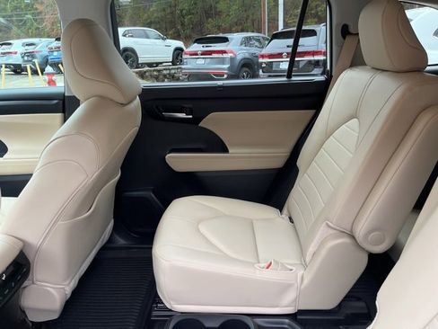 Used 2025 Toyota Highlander XLE image 14