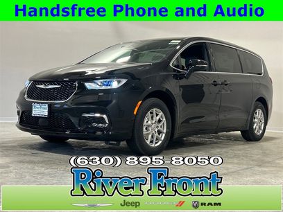 New 2025 Chrysler Pacifica Select