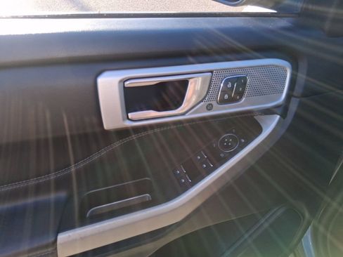 Used 2022 Ford Explorer Limited w/ Equipment Group 301A image 9