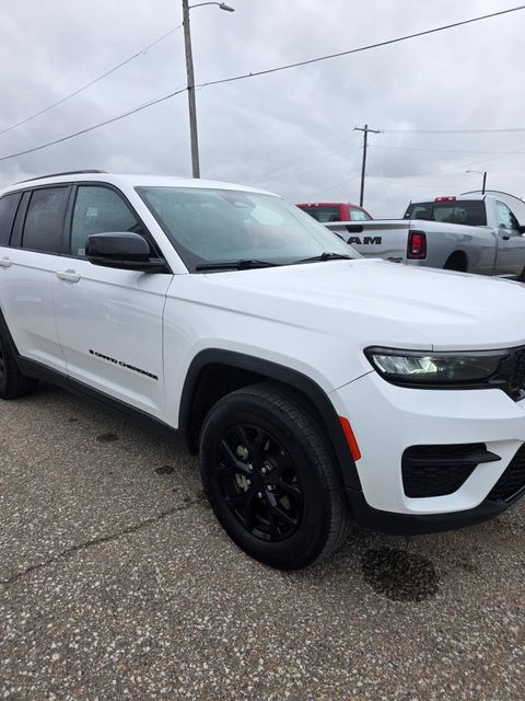 Used 2024 Jeep Grand Cherokee Altitude AWD/4WD image 3