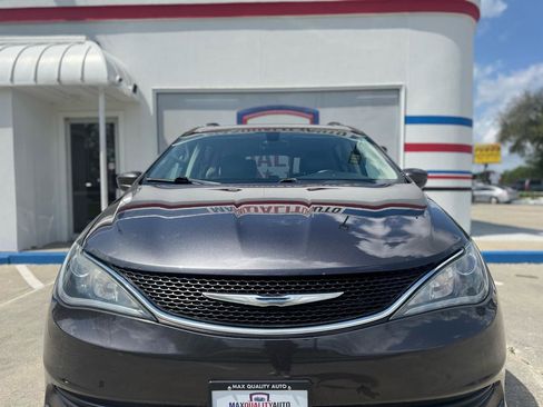 Used 2019 Chrysler Pacifica Touring-L FWD image 8