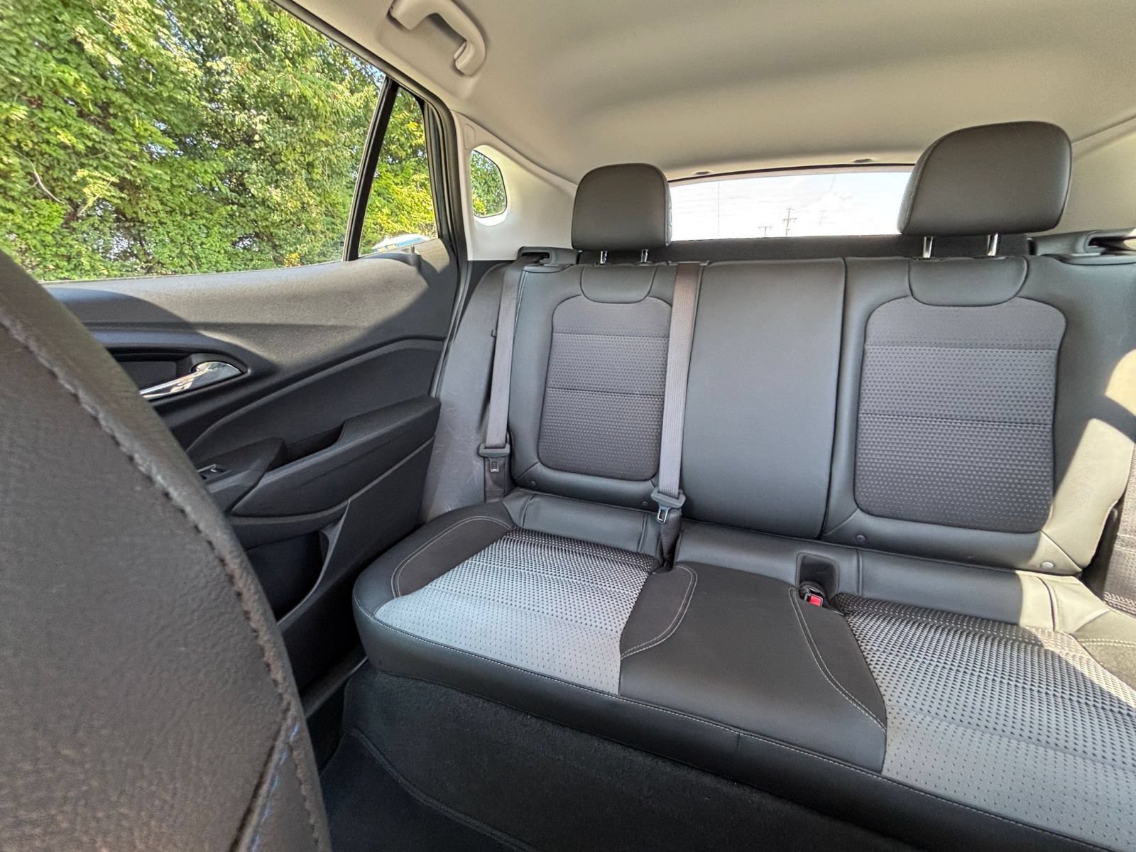 Used 2025 Chevrolet Trax LT FWD image 37