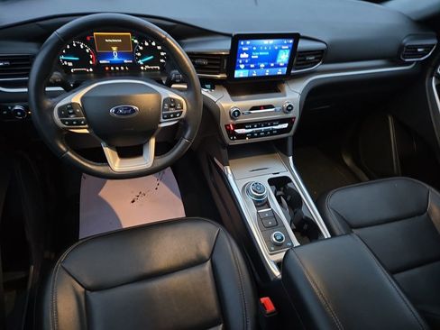 Used 2022 Ford Explorer XLT w/ Equipment Group 202A image 12