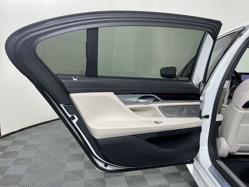 Used 2021 BMW ALPINA B7 xDrive w/ Luxury Rear Seating Package image 27