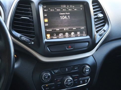 Used 2017 Jeep Cherokee Limited AWD/4WD image 17