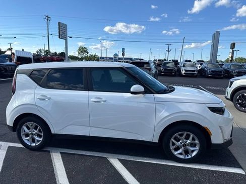 Certified 2023 Kia Soul LX w/ LX Technology Package FWD image 2