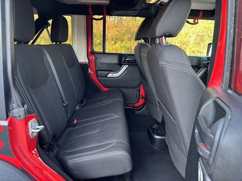 Used 2018 Jeep Wrangler Unlimited Rubicon w/ Connectivity Group image 25