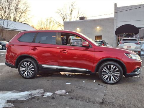 Used 2019 Mitsubishi Outlander SE image 2
