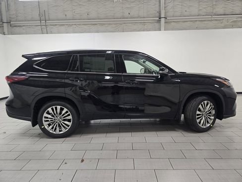 New 2026 Toyota Highlander Platinum image 19