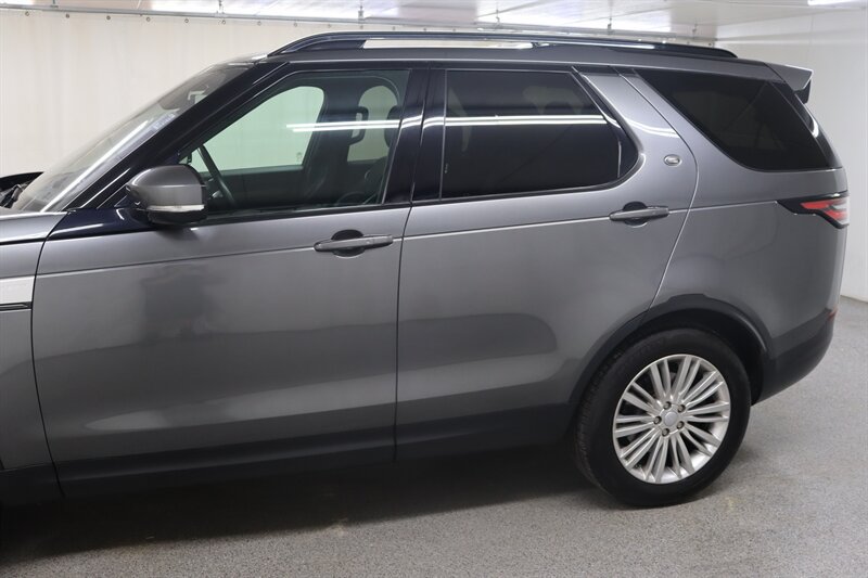 Used 2017 Land Rover Discovery HSE AWD/4WD image 4