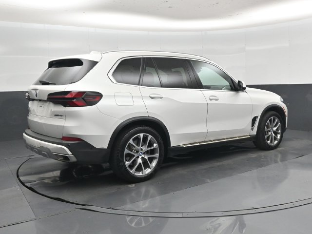 Used 2024 BMW X5 xDrive40i AWD/4WD image 3
