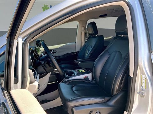 Used 2024 Chrysler Pacifica Touring-L FWD image 23