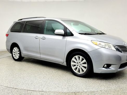 Used 2017 Toyota Sienna XLE Premium AWD/4WD image 3