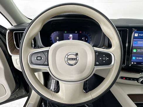 Used 2022 Volvo XC60 B5 Momentum w/ Protection Package Premier image 11