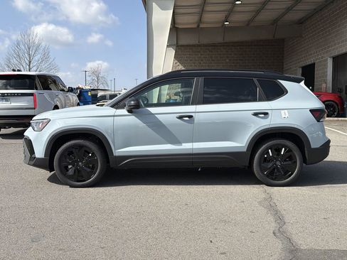 New 2026 Volkswagen Taos SE image 2