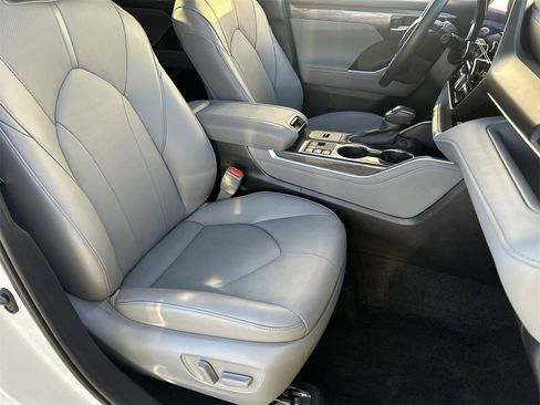 Used 2024 Toyota Highlander Limited image 8