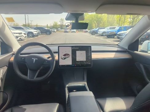 Used 2022 Tesla Model Y Long Range image 10