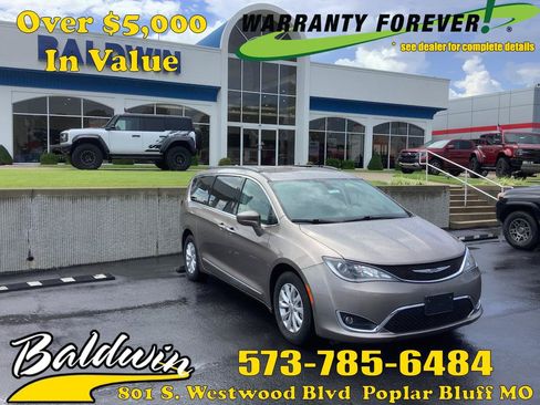 Used 2017 Chrysler Pacifica Touring-L FWD image 1