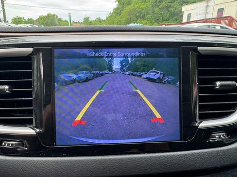 Used 2017 Chrysler Pacifica Touring-L FWD image 16