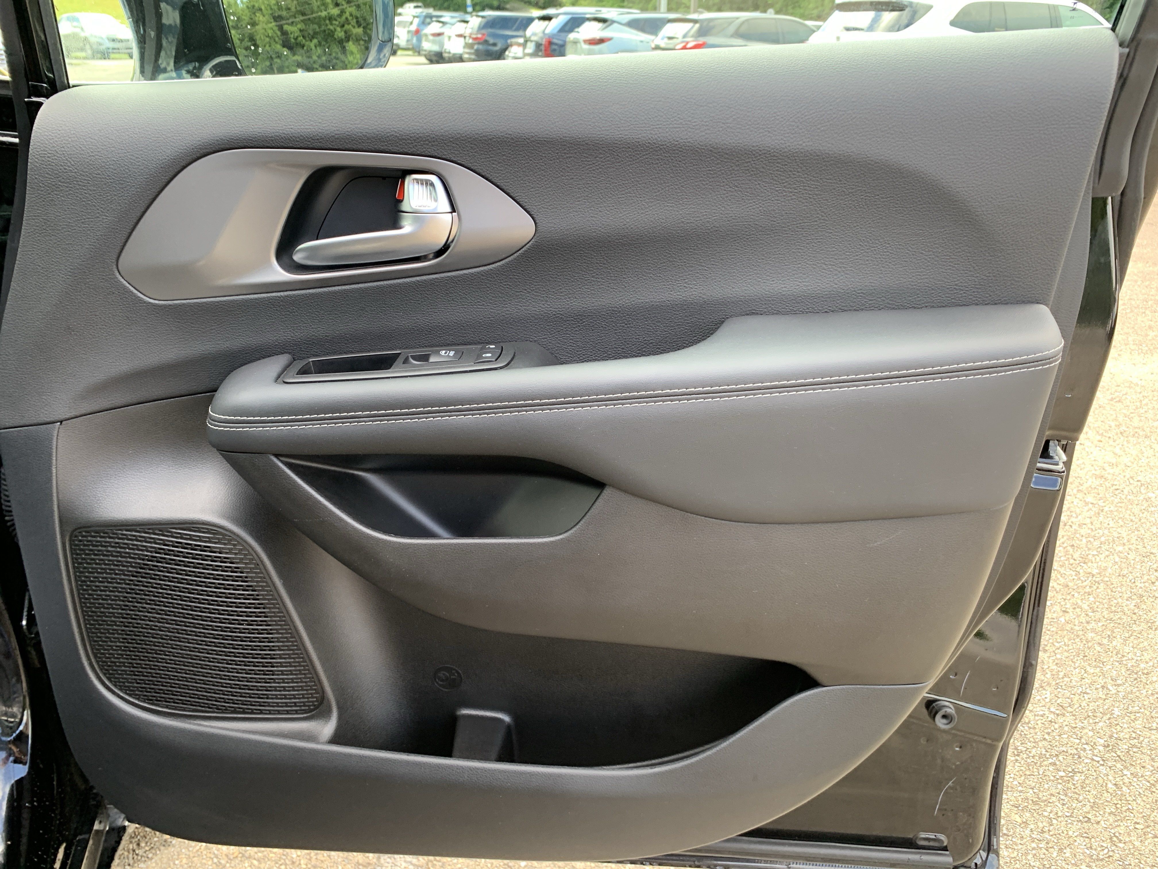 Used 2025 Chrysler Pacifica Select FWD image 23