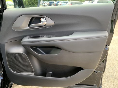Used 2025 Chrysler Pacifica Select FWD image 23