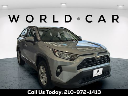 Used 2021 Toyota RAV4 XLE FWD image 2