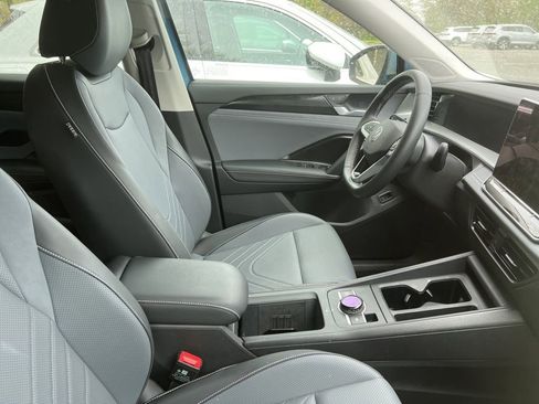 Used 2025 Volkswagen Tiguan SE image 8