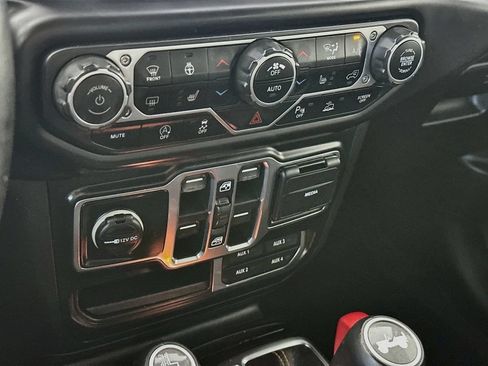 Used 2021 Jeep Wrangler Unlimited Sahara AWD/4WD image 18