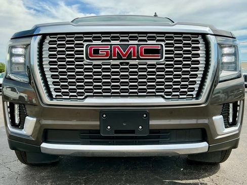 Used 2021 GMC Yukon XL Denali w/ Denali Premium Package AWD/4WD image 9