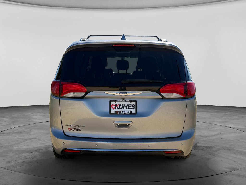 Used 2018 Chrysler Pacifica Touring-L FWD image 7