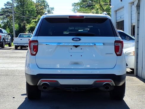 Used 2017 Ford Explorer XLT w/ Equipment Group 202A FWD image 4
