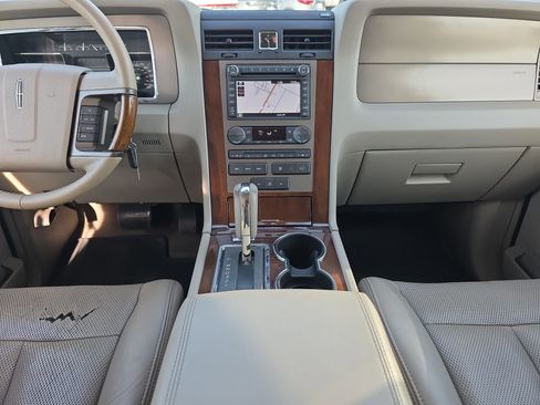 Used 2014 Lincoln Navigator Base image 14