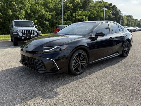 Used 2025 Toyota Camry XSE FWD image 7