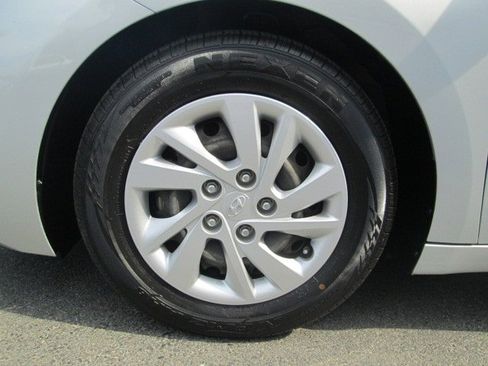 Used 2019 Hyundai Elantra SE FWD image 8