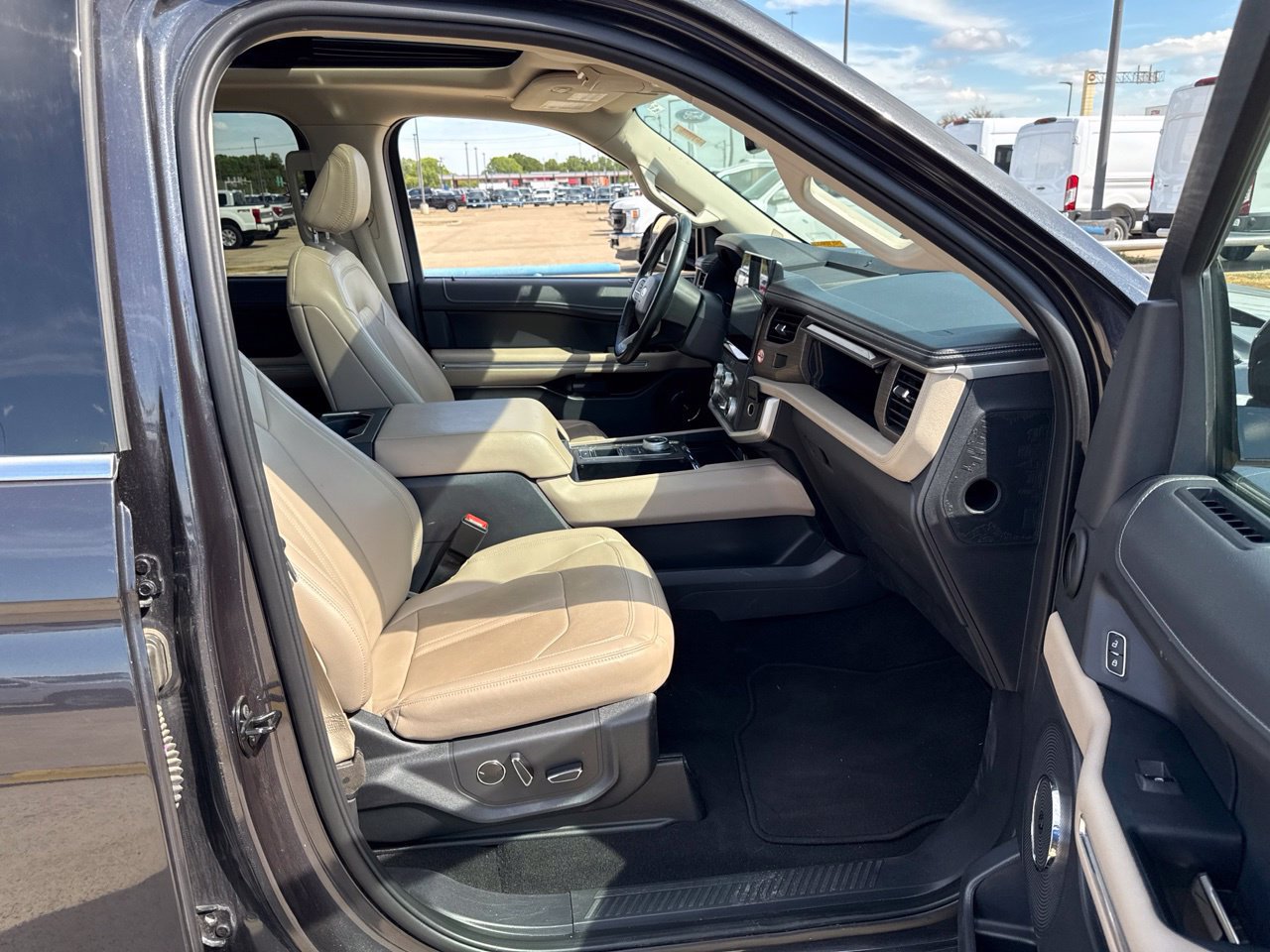 Used 2024 Ford Expedition Limited RWD image 14