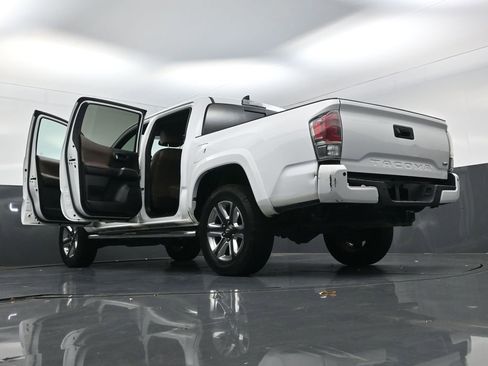 Used 2017 Toyota Tacoma Limited image 27