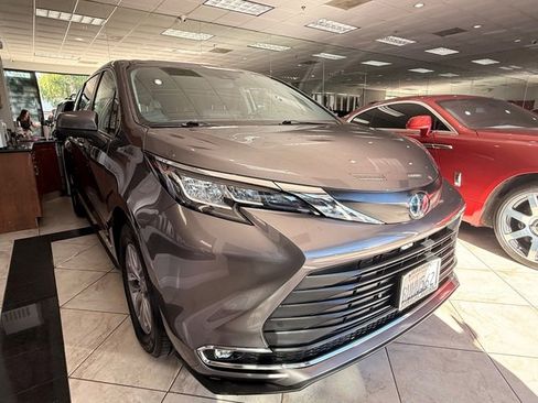 Used 2021 Toyota Sienna XLE image 1
