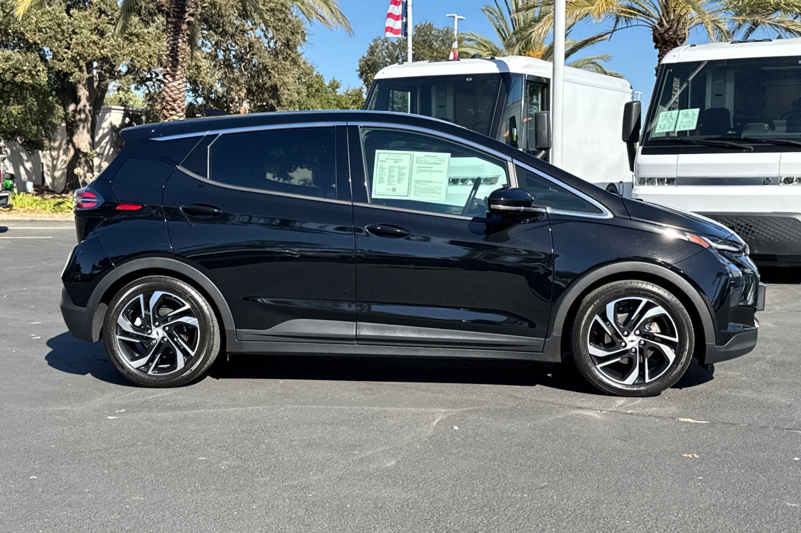 Used 2023 Chevrolet Bolt LT w/ Infotainment Package FWD image 2