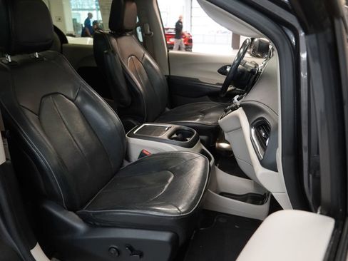 Used 2020 Chrysler Pacifica Limited FWD image 32