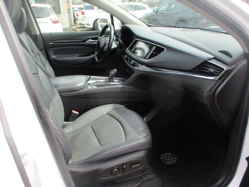 Used 2018 Buick Enclave Essence image 8