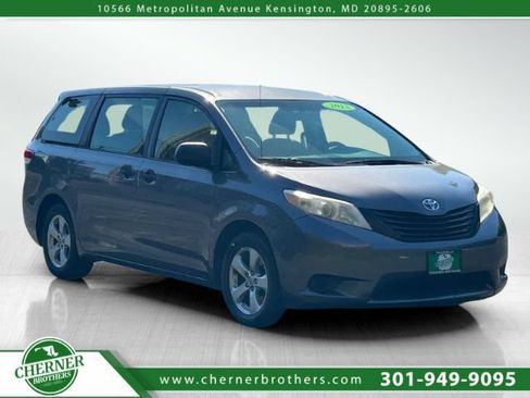 Used 2013 Toyota Sienna L w/ Towing Pkg FWD image 1
