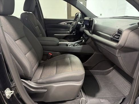 Used 2025 Chevrolet Traverse LT w/ Driver Confidence Package image 21